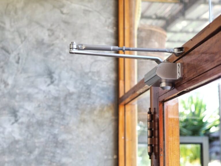 Inställning av kraft och hastighet – justering av dörrstängare