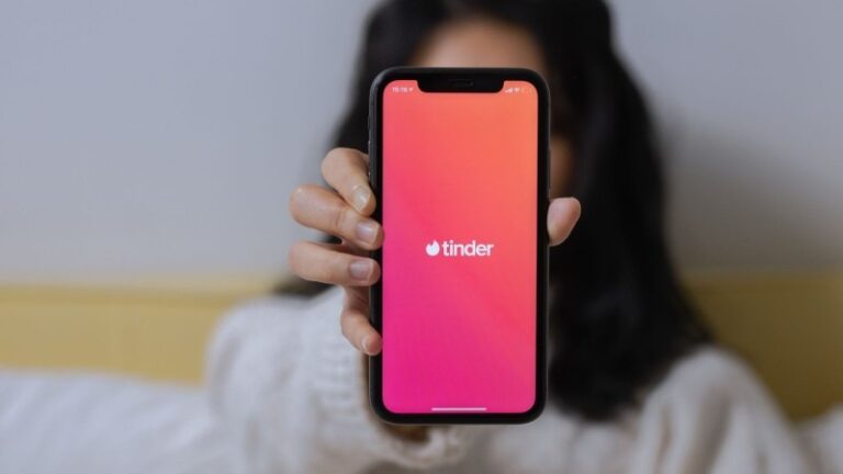 Hur man startar en konversation på Tinder – slå på internet