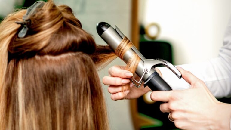 Hur man gör lockar med ett rätjärn? Hemligheter för perfekta vågor