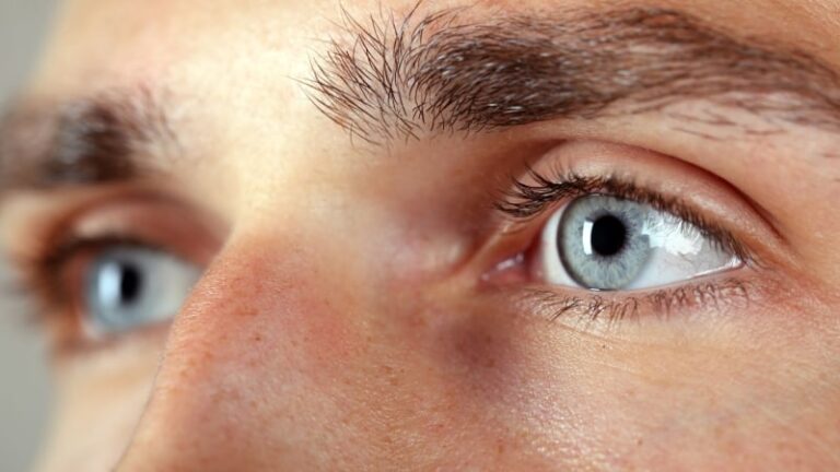 Grå ögon: hemligheten bakom irisfärgen