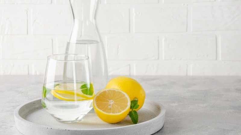 Vatten med citronens egenskaper