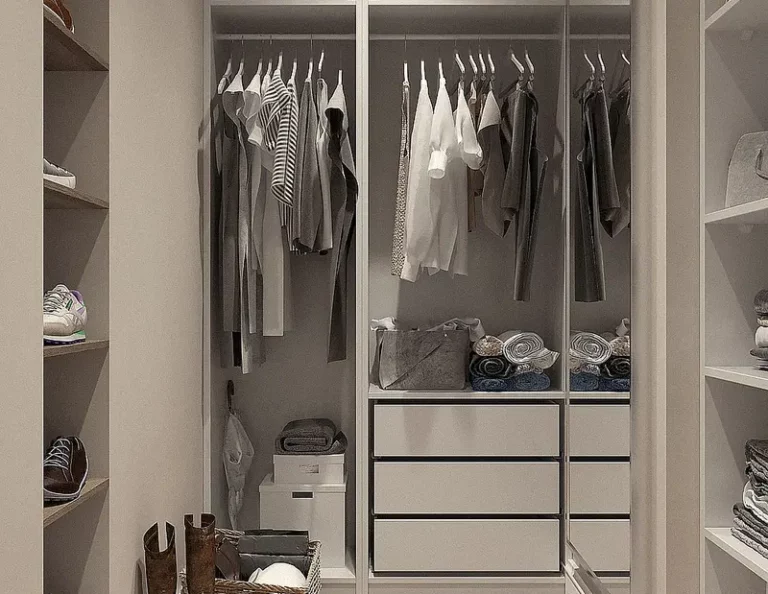 Moderiktig och praktisk belysning för ett litet omklädningsrum